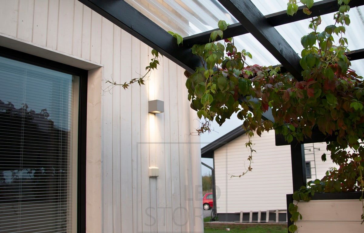 CUBIC OUT 2 is a wall luminaire for outdoor use, providing a warm and atmospheric light.